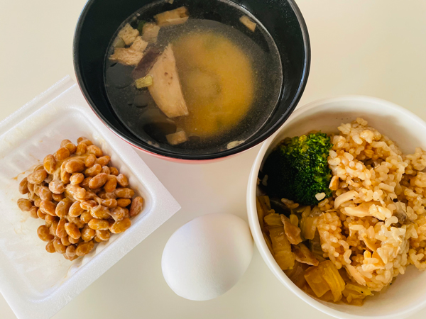 朝食のサーモンのハラスの炊き込みご飯