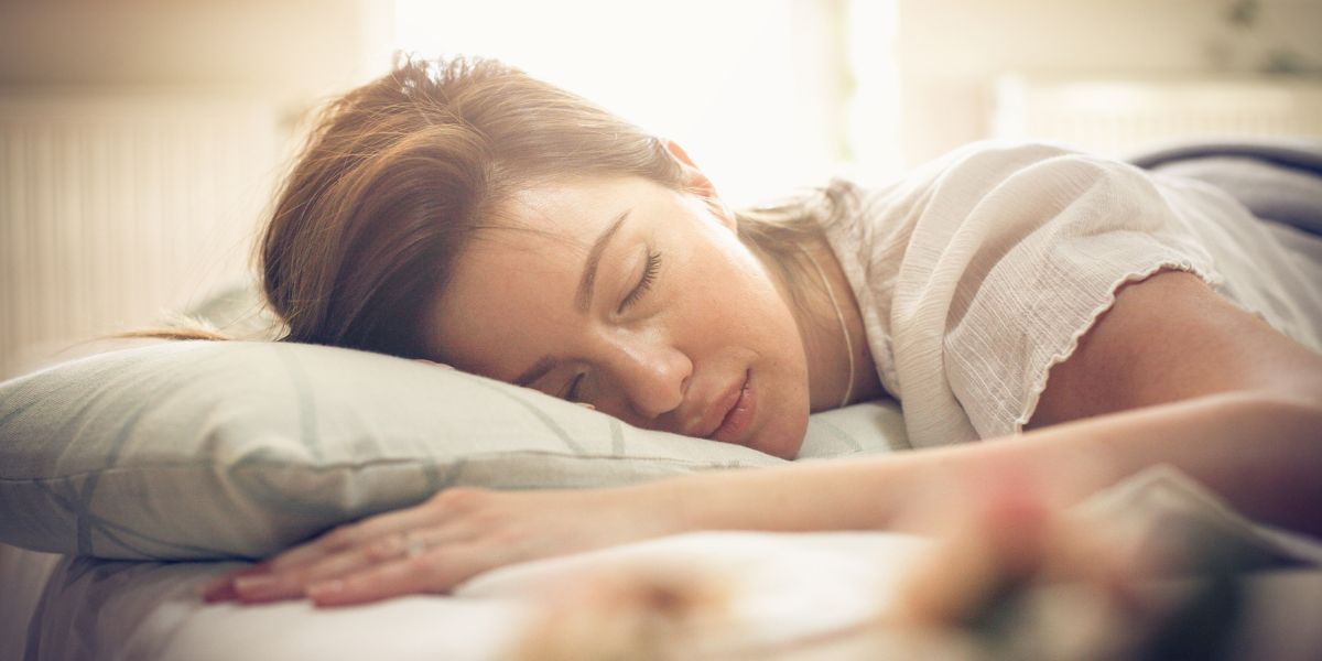 静かに眠る女性。秋〜初冬は睡眠が整いやすく体調が安定しやすいことを示すイメージ