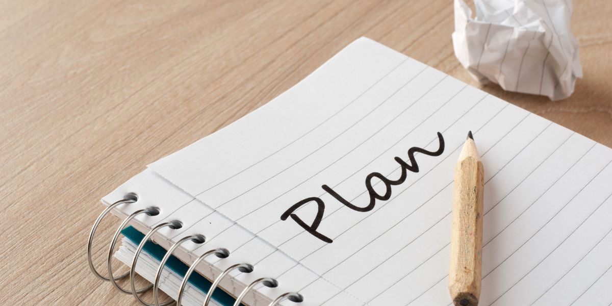 ノートに「Plan」と書かれたページと鉛筆。秋〜初冬の開始プランを立てるイメージ