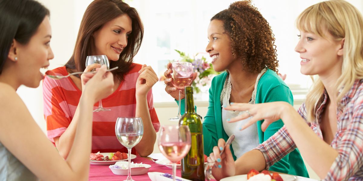 年末の会食を楽しむ女性たち。飲み会シーズンでも暴飲暴食を相殺するコツを身につけるイメージ