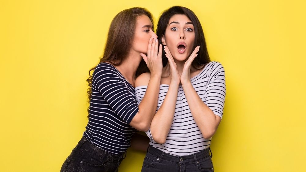 2人の女性が話してる