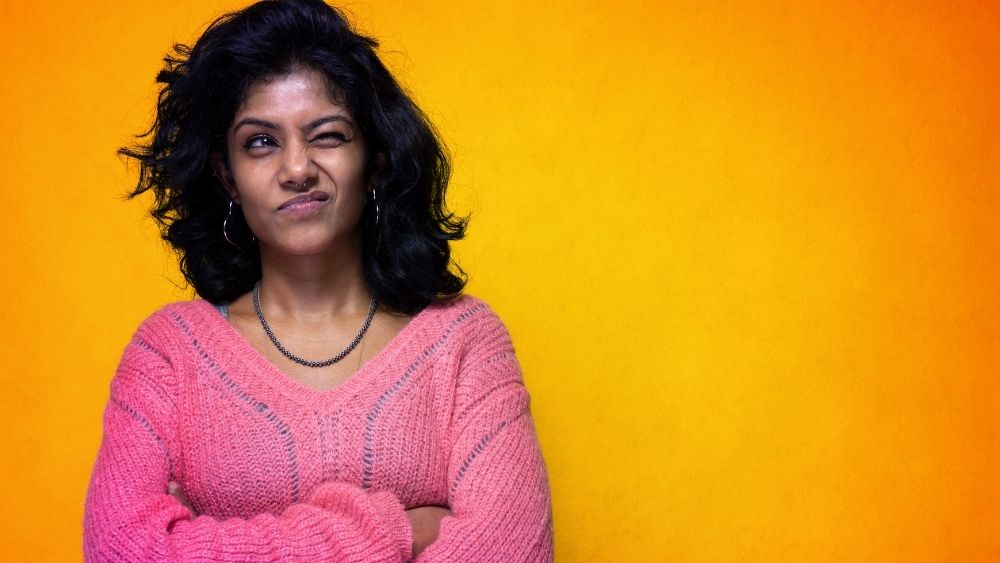 悩んでいる女性