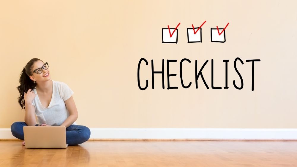 チェックリストを考えてる女性