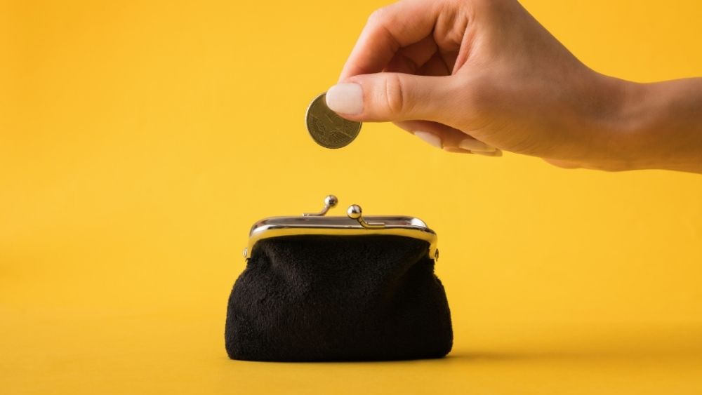 お財布にお金を戻している