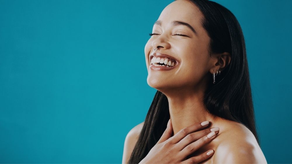 安心している女性