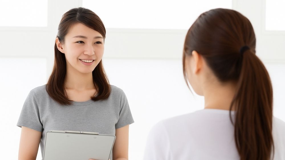 女性スタッフに相談している