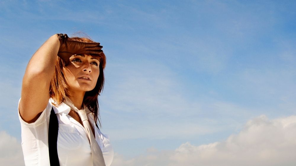 どこか探している女性