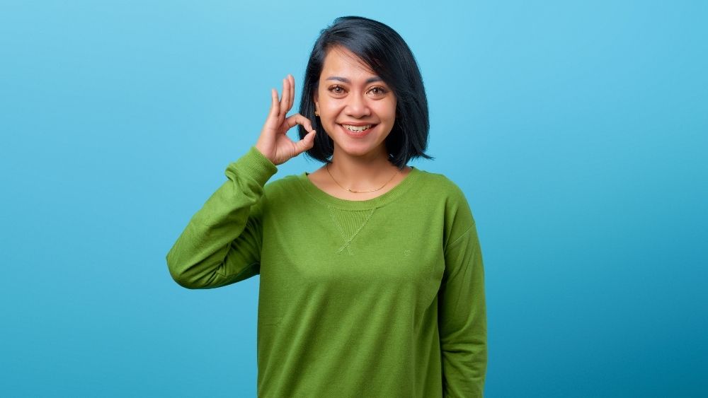 OKサインをしている女性