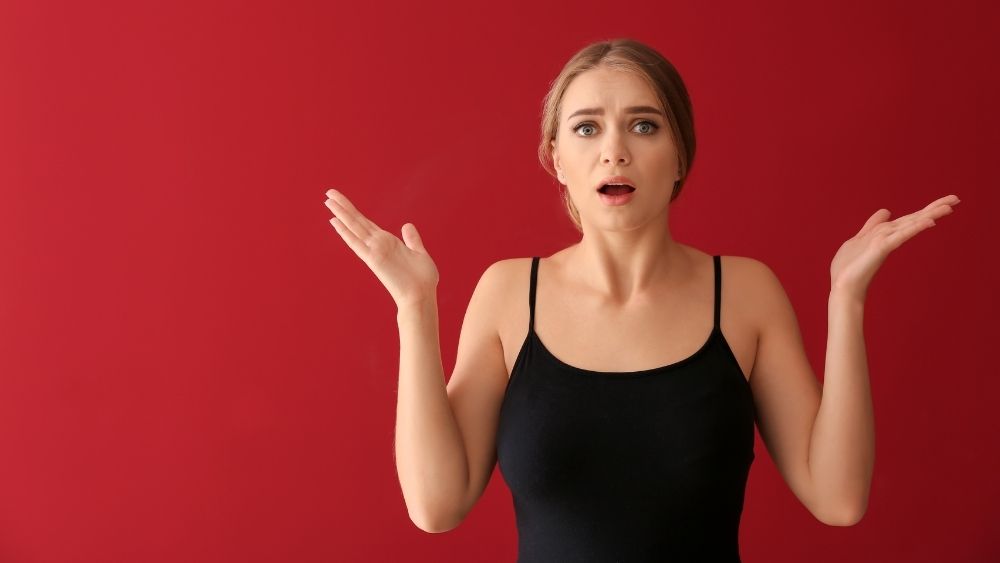 両手をあげてお手上げサインをしている女性