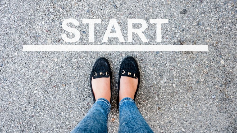 上から見たスタートラインに立っている女性の足