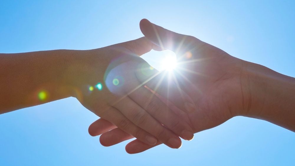 最後の「握手」の画像ですね! これはまさに、**「信頼できるパートナーとの出会い」や「新しい人生への契約」**を象徴する、最高の締めくくりの一枚です。 記事のラストを飾るまとめ文章と、画像の代用テキストをご提案します。 🖼 画像の代用テキスト 青空の下、太陽の光を浴びながら信頼の握手を交わす手